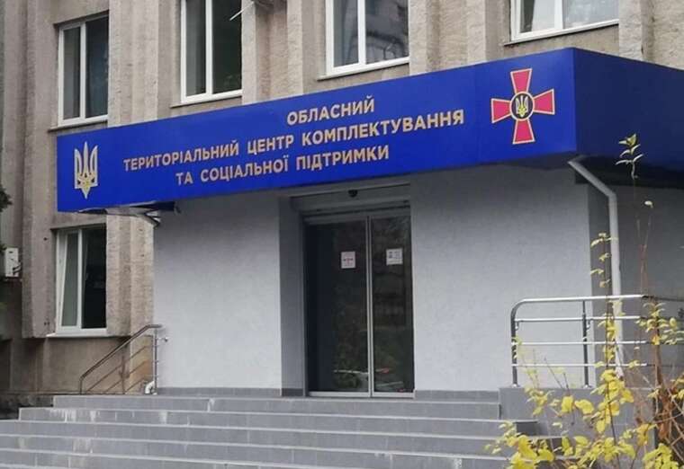 На Закарпатті рецидивіст пограбував ТЦК і втік через вікно