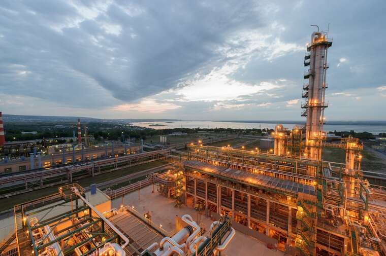 На Саратовском НПЗ поражены два резервуара: в сети показали спутниковый снимок