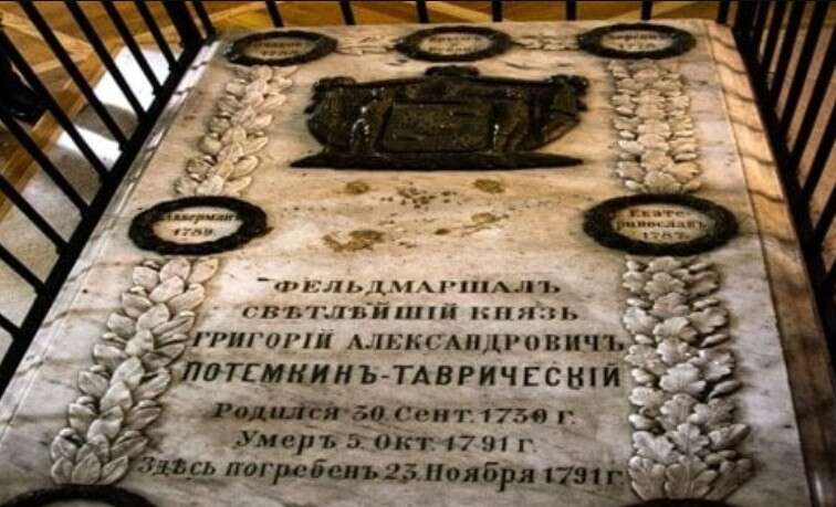 Херсонський блогер-колаборант "Бидло" разом з окупантами викрав прах Потьомкіна