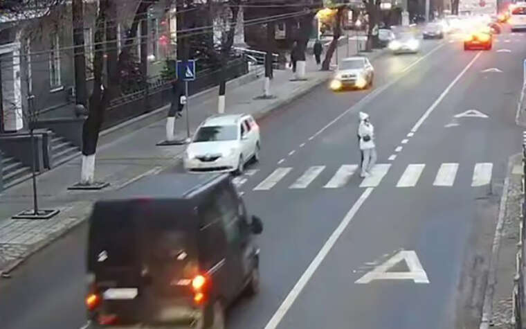 У Вінниці водій Mercedes збив двох дівчат на переході: постраждалі у тяжкому стані