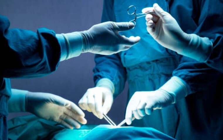 Польські лікарі навчили 700 українських колег та провели унікальну операцію у Львові