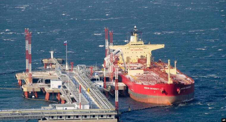 Китай продолжает принимать танкеры с российской нефтью под санкциями