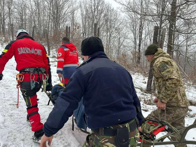 Прикордонники дістали з прірви непритомного закарпатця, який хотів втекти за кордон