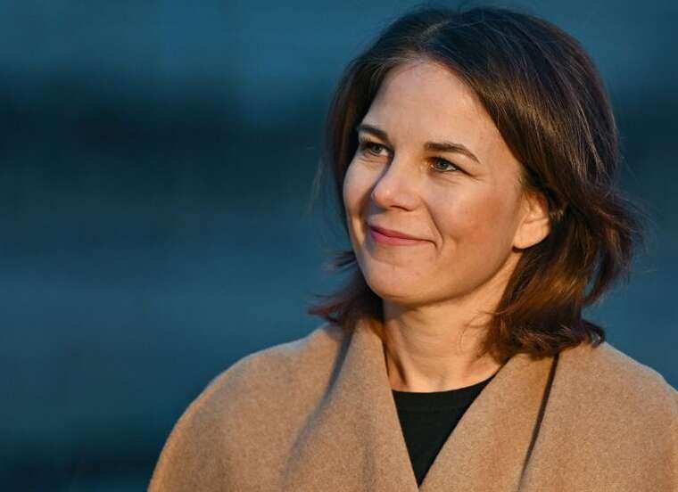 Анналена Бербок прокоментувала фото, де вона  нібито "тікає" від Шольца