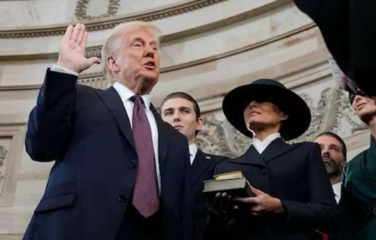 Трамп не поклав ліву руку на Біблію під час церемонії складання присяги