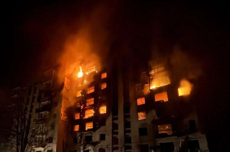 В Покровську внаслідок обстрілів пошкоджено три багатоповерхові будинки, почалась пожежа