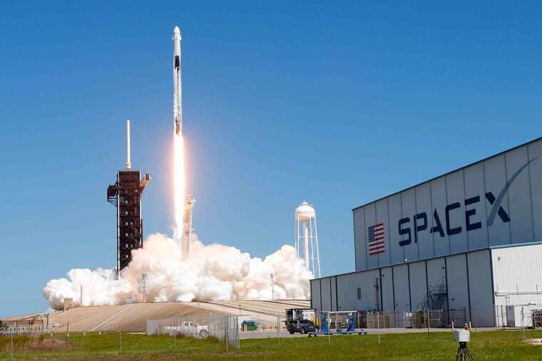 SpaceX після вибуху Starship запустила першу партію супутників
