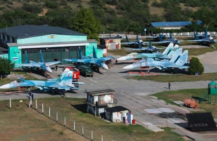 Біля окупованого Севастополя загарбники будують укріплення на аеродромі Бельбек