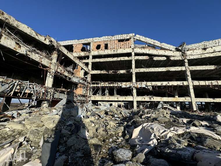 Захватчики  показали руины уничтоженного ими  Донецкого аэропорта