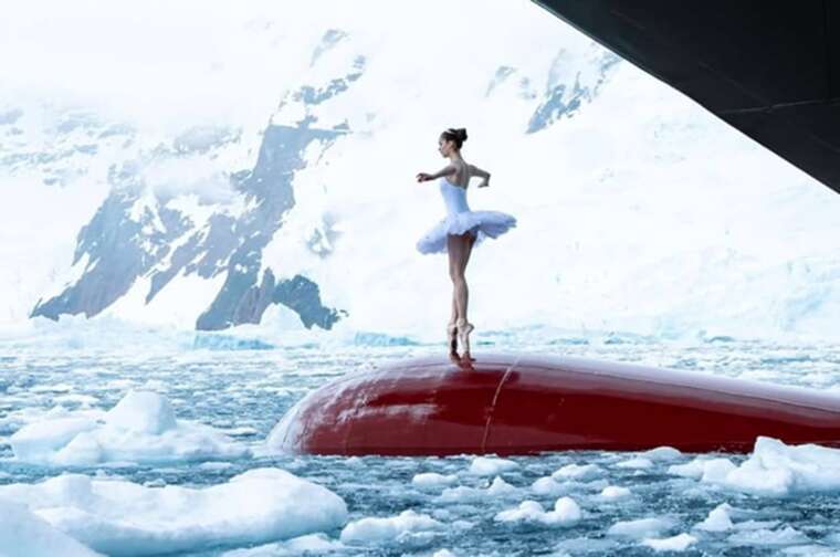 Французька балерина станцювала на носі криголама в Антарктиді