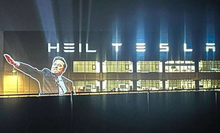 У Берліні на заводі Tesla показали проєкцію римського салюту Ілона Маска