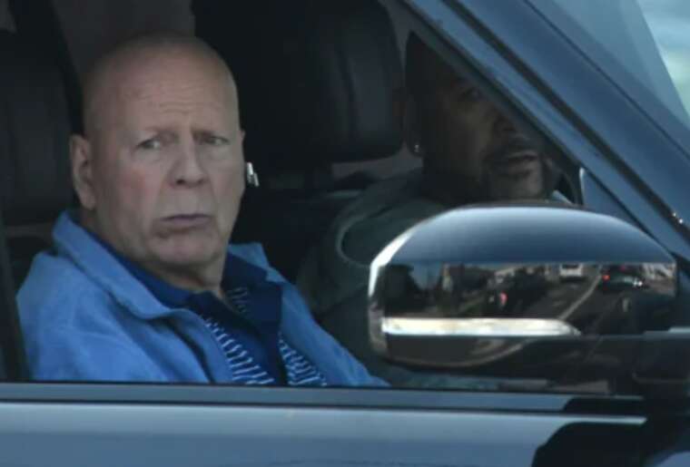 Брюса Уиллиса заметили во время редкого появления в Лос-Анджелесе