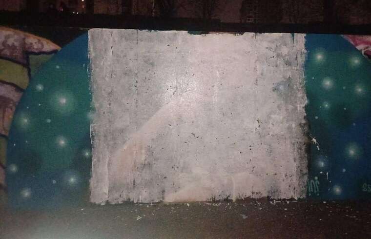 У Києві на Дарницькій набережній замалювали мурал із зображенням Андрія Єрмака