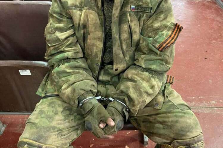 Операторы ССО захватили в плен оккупанта, покинутого войсками Путина