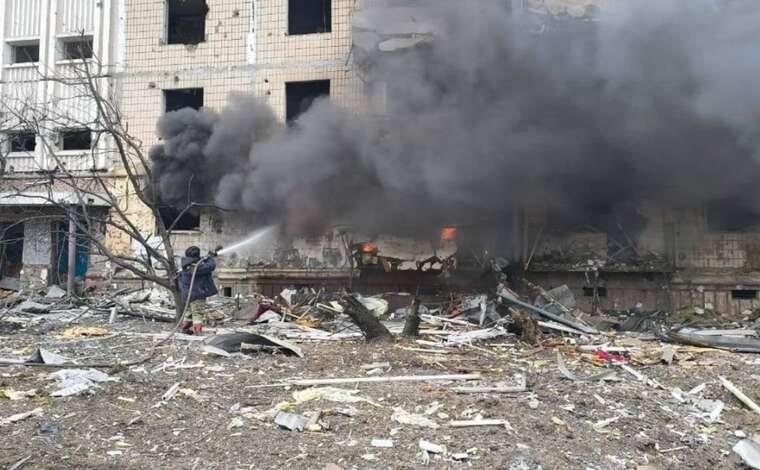 Оккупанты обстреляли Степногорск: обрушился подъезд многоэтажки, четверо раненых