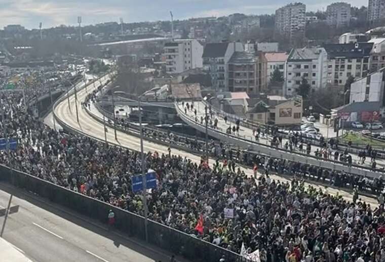 У Сербії більша частина уряду, включаючи прем’єра, йде у відставку через масштабні протести