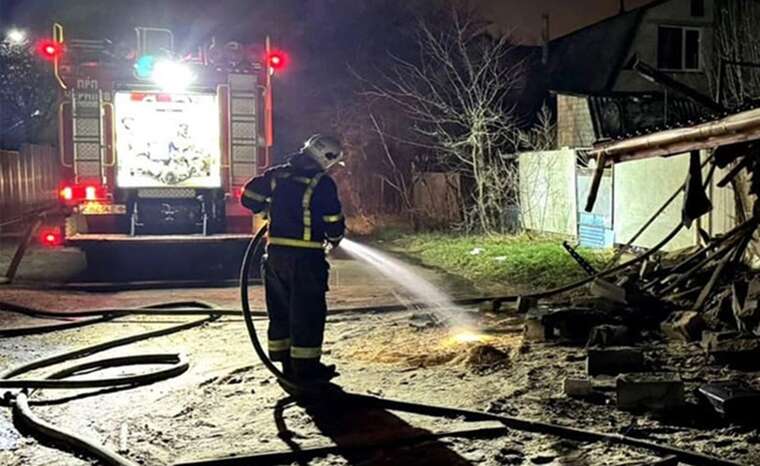 Наслідки атаки на Чернігів: травмовані двоє людей, згоріла господарча будівля