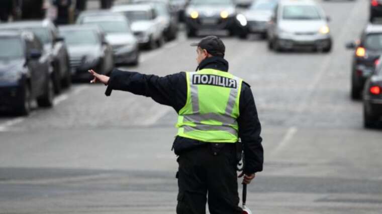 Водителей в Украине стали штрафовать за поездки в период ежедневной минуты молчания