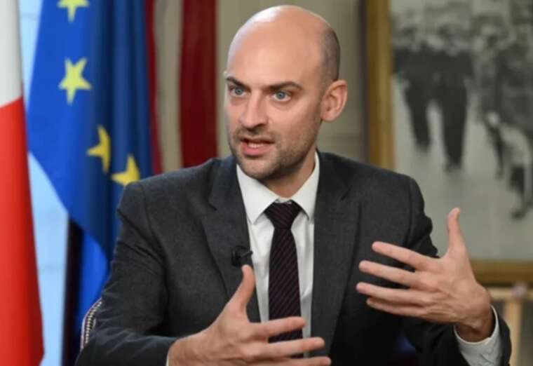 Франція готова відправити війська в Гренландію у відповідь на погрози Трампа, – Барро