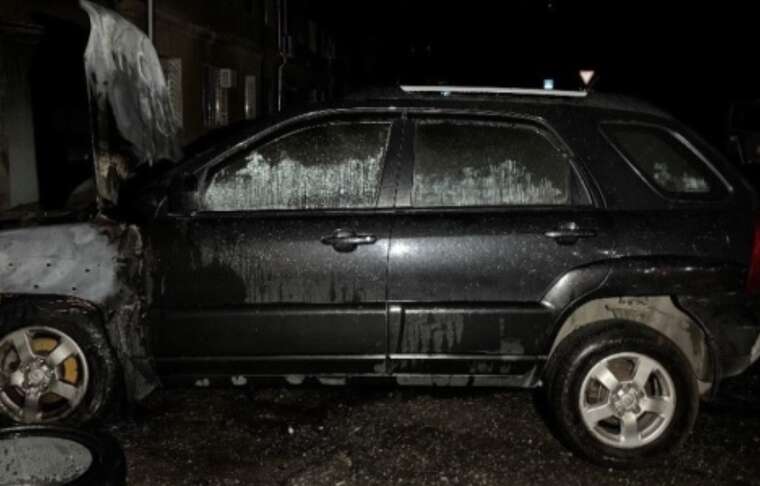 В Одессе задержали двух девушек: поджигали автомобили военных за деньги