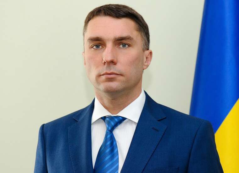 "Disabled" prosecutor from Khmelnytskyi runs marathons, plays football, and receives million-dollar payments