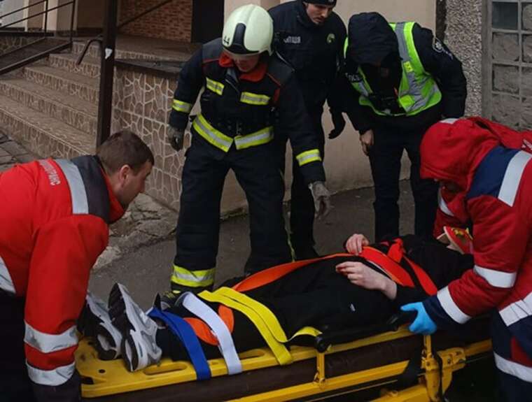 В столице мужчина выпал с балкона многоэтажки