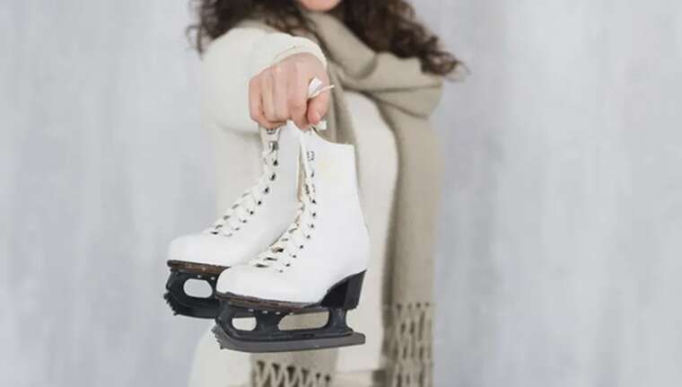 В России тренер ударила фигуристку ногой