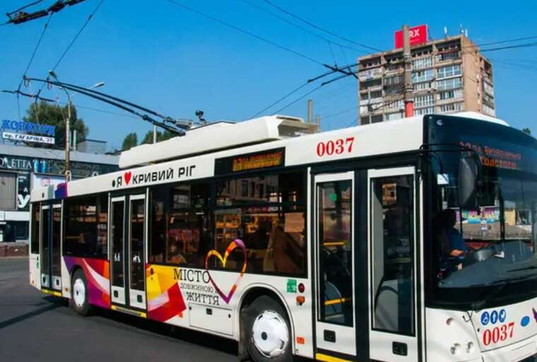 У Кривому Розі невідомий обстріляв тролейбус із пасажирами