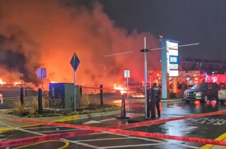 Біля Філадельфії зазнав аварії літак: почалася пожежа в житлових будинках