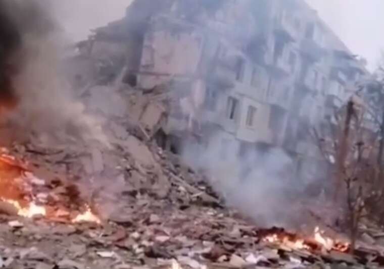 Ракетний удар по Полтаві: повністю зруйновано під’їзд багатоповерхівки, під завалами є люди