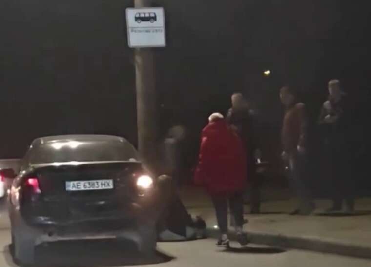 В городе Днепр автомобиль сбил женщину и скрылся с места происшествия