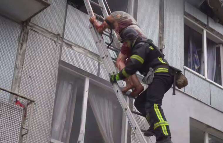 Ракетный удар по Полтаве: в ГСЧС показали видео спасения мужчины