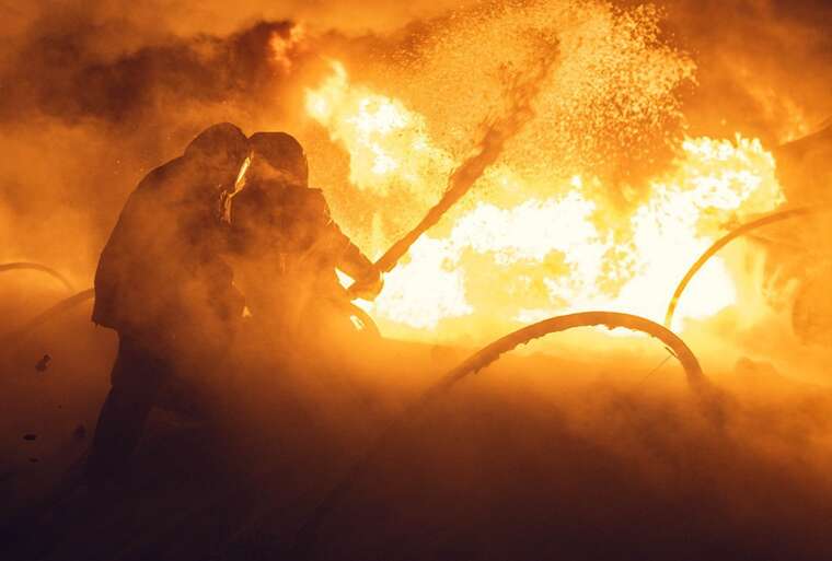 В Сумской области был атакован объект инфраструктуры: масштабный пожар уже ликвидирован