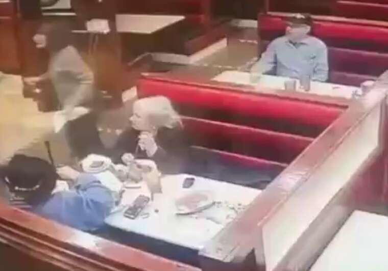 Дивовижний порятунок: у Філадельфії відвідувач кафе ледь не загинув від уламка літака