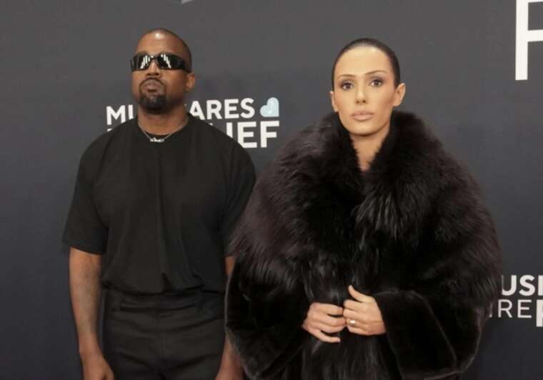 Каньє Вест привів повністю голу дружину на "Ґреммі"