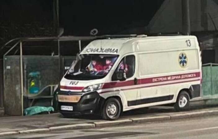 В Житомире на остановке возле школы умер человек