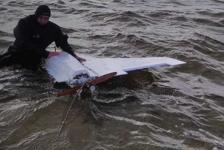 На Київщині сапери-водолази "виловили" з Дніпра уламки ворожого дрона