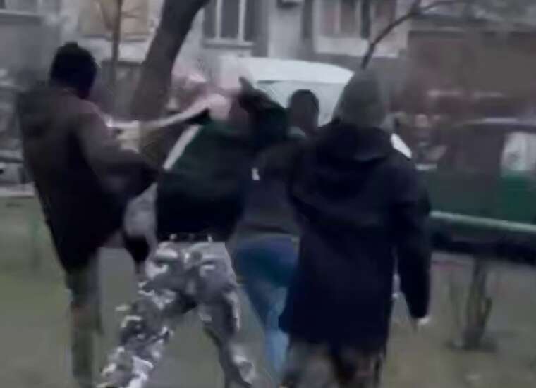 Жорстокий напад в Києві: на Оболоні хлопця побили палицями та ланцюгами