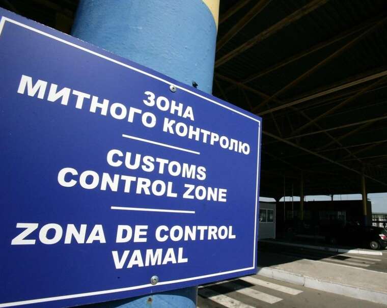 Штучні затори та вибірковий контроль: як працює схема на Львівській митниці