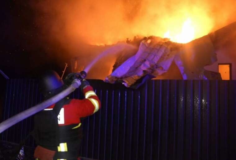 У Сумах ворожий БпЛА влучив у приватний дім: виникла пожежа