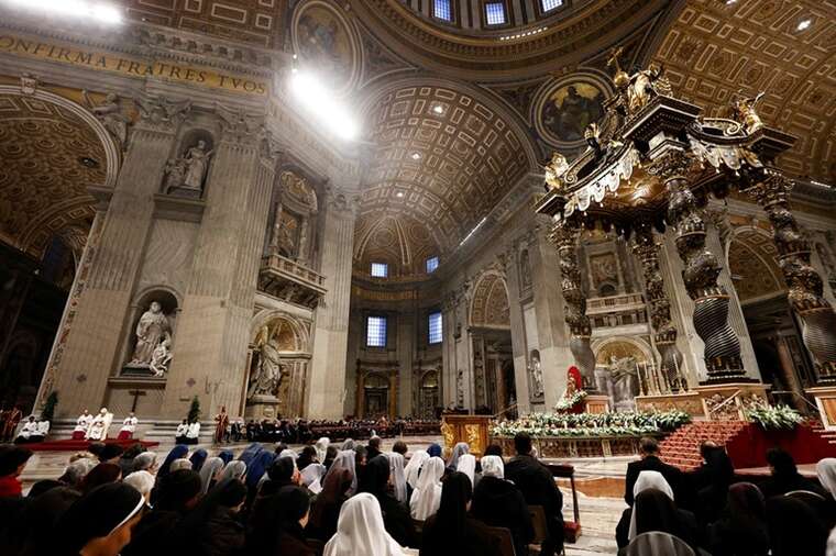 Мужчина разгромил алтарь в соборе Святого Петра в Ватикане