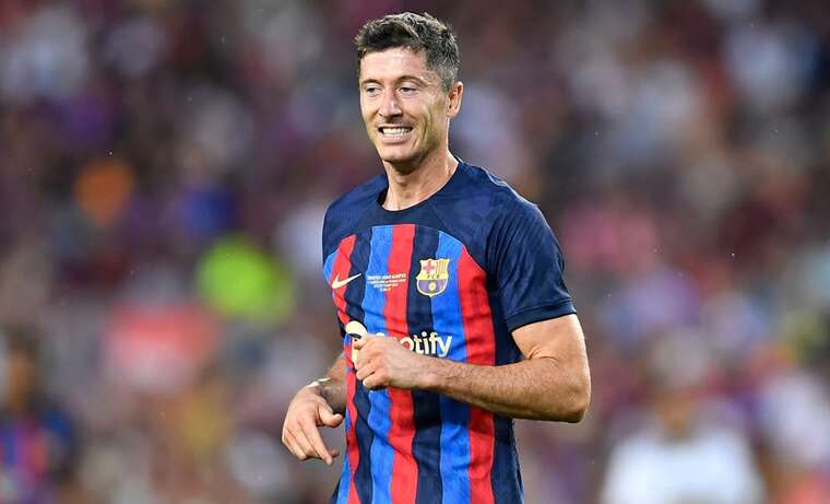 Нападающий Барселоны Левандовский ведет переговоры с двумя состоятельными клубами