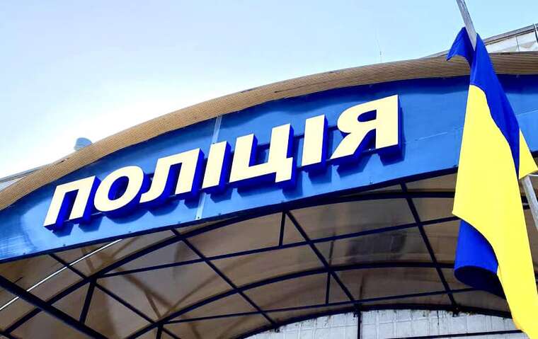 Поліція Житомирської області стверджує, що львівський викладач сам вистрибнув з машини