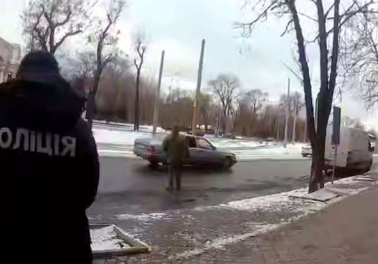 У Дніпрі чоловік хотів втекти від ТЦК і потрапив під авто