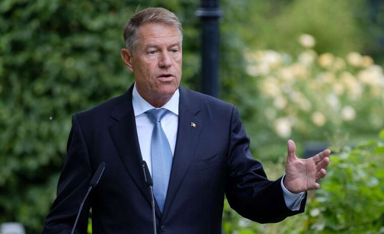 Президент Румынии подал в отставку