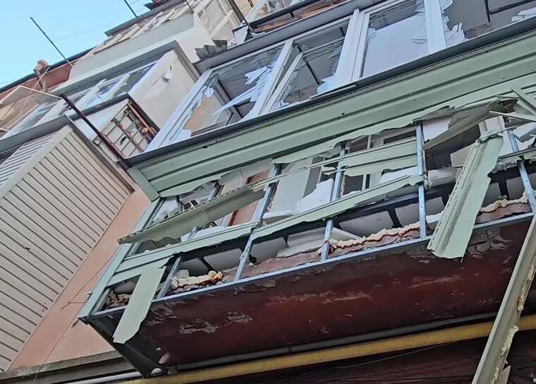 Окупанти з артилерії вдарили по центру Херсона: є влучання у багатоповерхівку