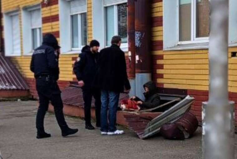 In Kyiv, a man decided to escape from the military enlistment office through a window: it ended with hospitalization