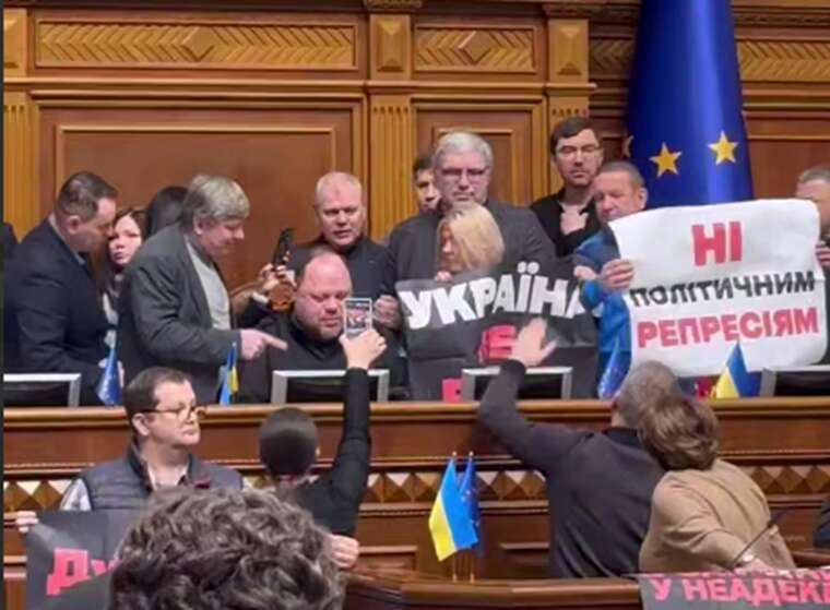 After the introduction of sanctions, Poroshenkos supporters blocked the rostrum of the Rada: "No to dictatorship"