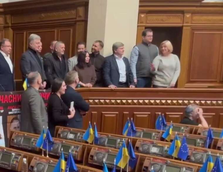 Депутати "ЄС" знову заблокували роботу Ради, зірвавши виступ прем’єра Шмигаля