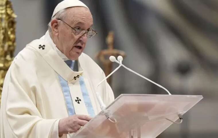 Папа Римський опинився в лікарні